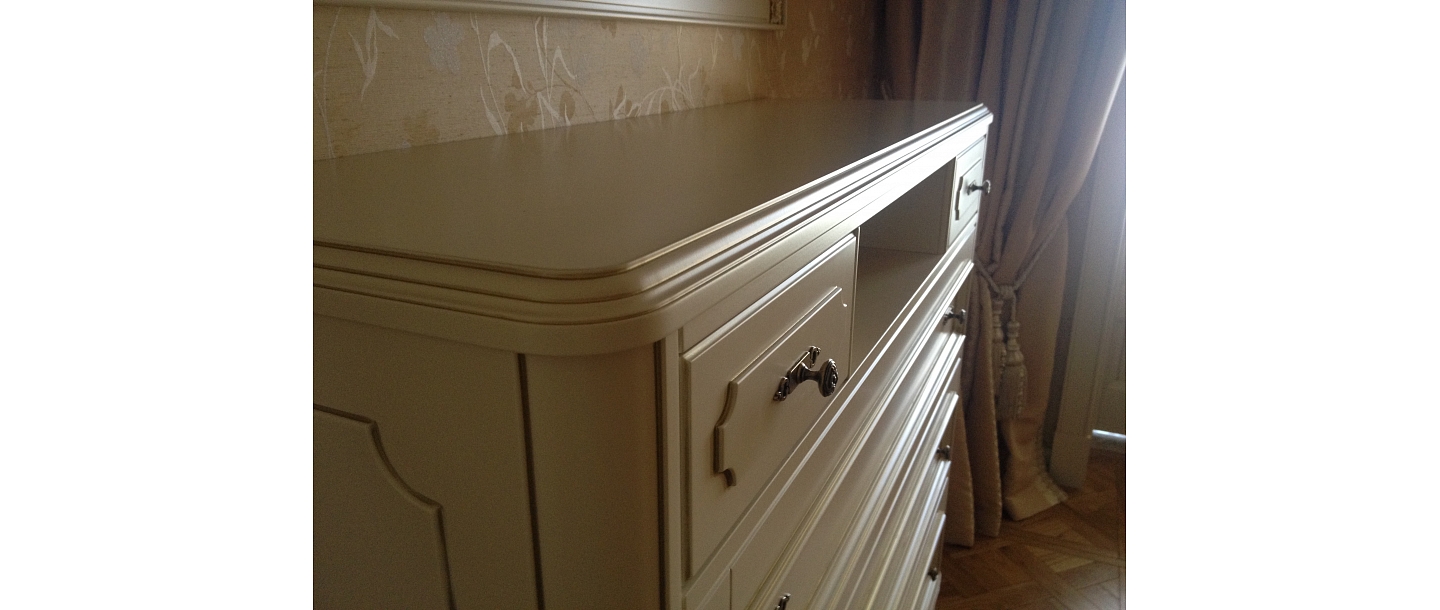 Wooden chest of drawers