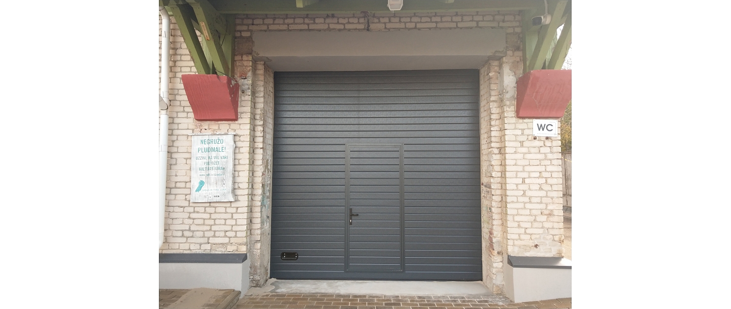 Vārti industriālai telpai