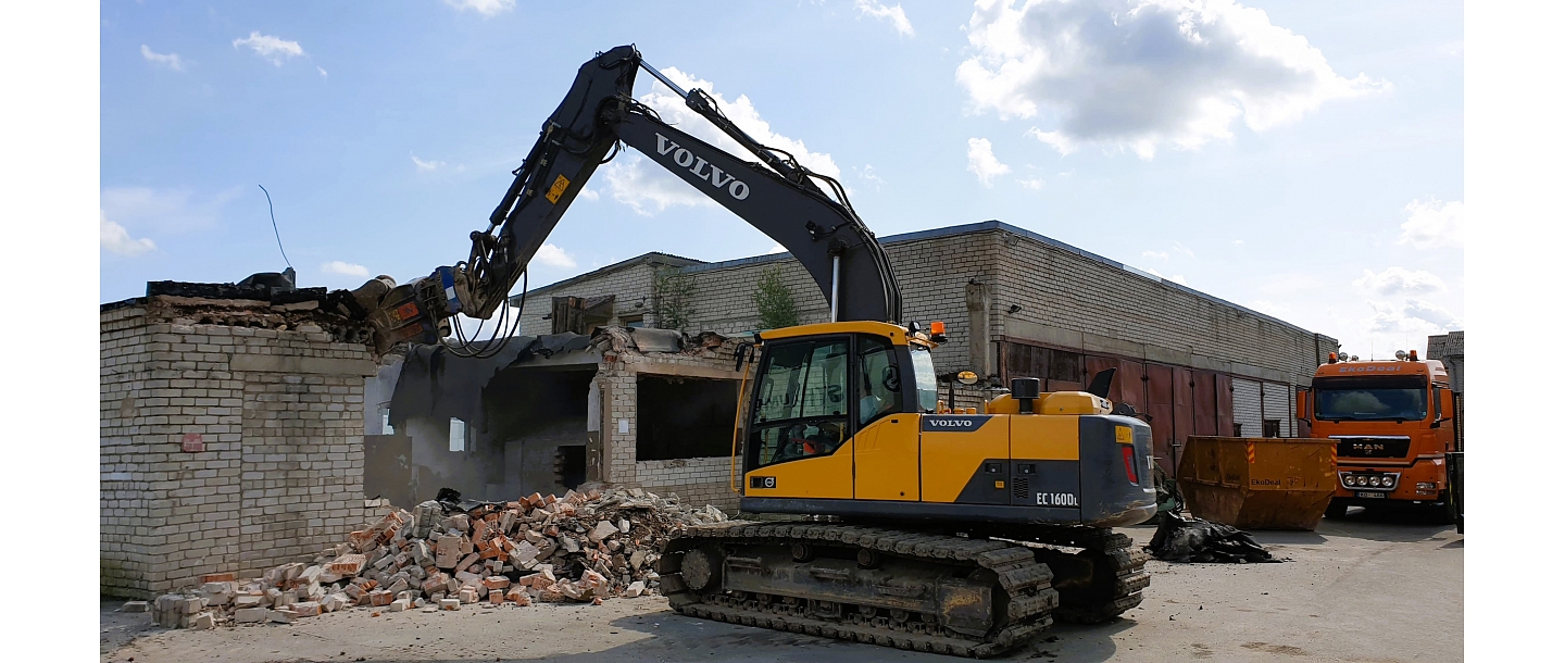 Компания EkoDeal выполняет работы по демонтажу зданий с соблюдением всех необходимых мер предосторожности, гарантируя безопасность и эффективное управление строительными отходами.