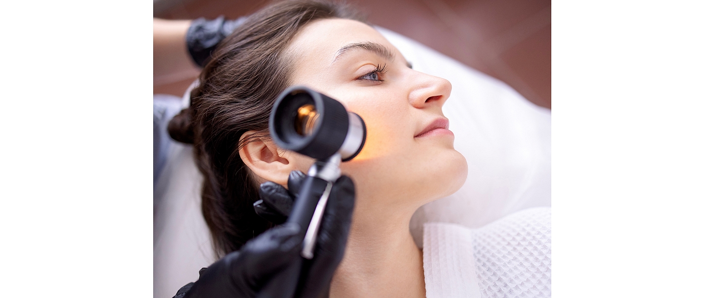 Skin diagnostics with a dermatoscope in the facial area, allowing for accurate assessment of birthmarks, changes in pigmentation and other skin structures.