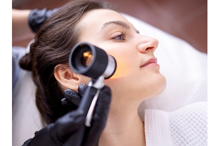 Skin diagnostics with a dermatoscope in the facial area, allowing for accurate assessment of birthmarks, changes in pigmentation and other skin structures.