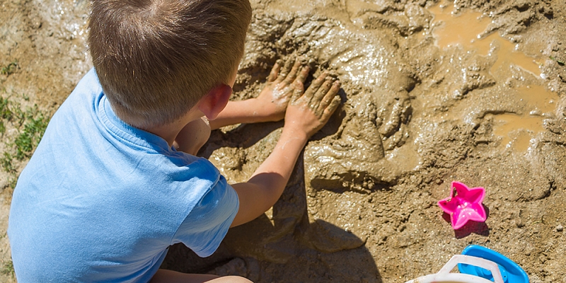 Rotaļas ar slapjām smiltīm vai dubļiem nav tikai ķēpāšanās