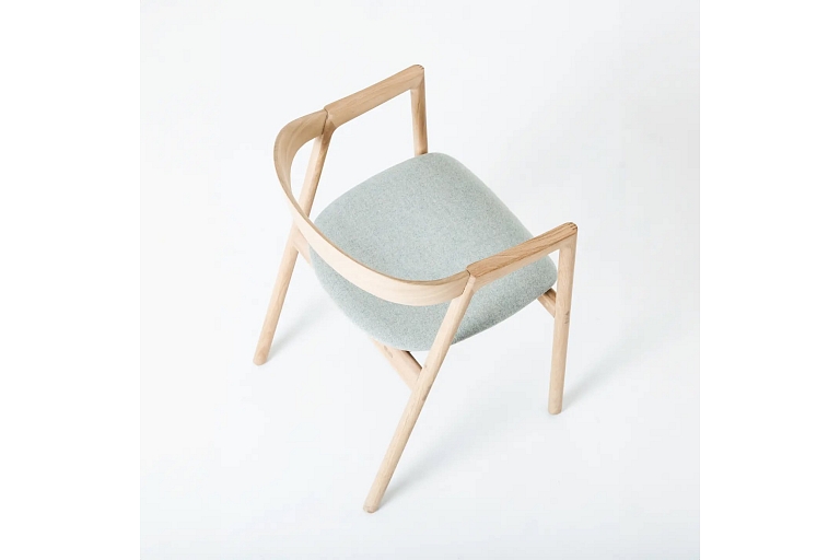 Premium dizaina krēsls ar ergonomisku formu – komfortabla mīkstā mēbele interjeram