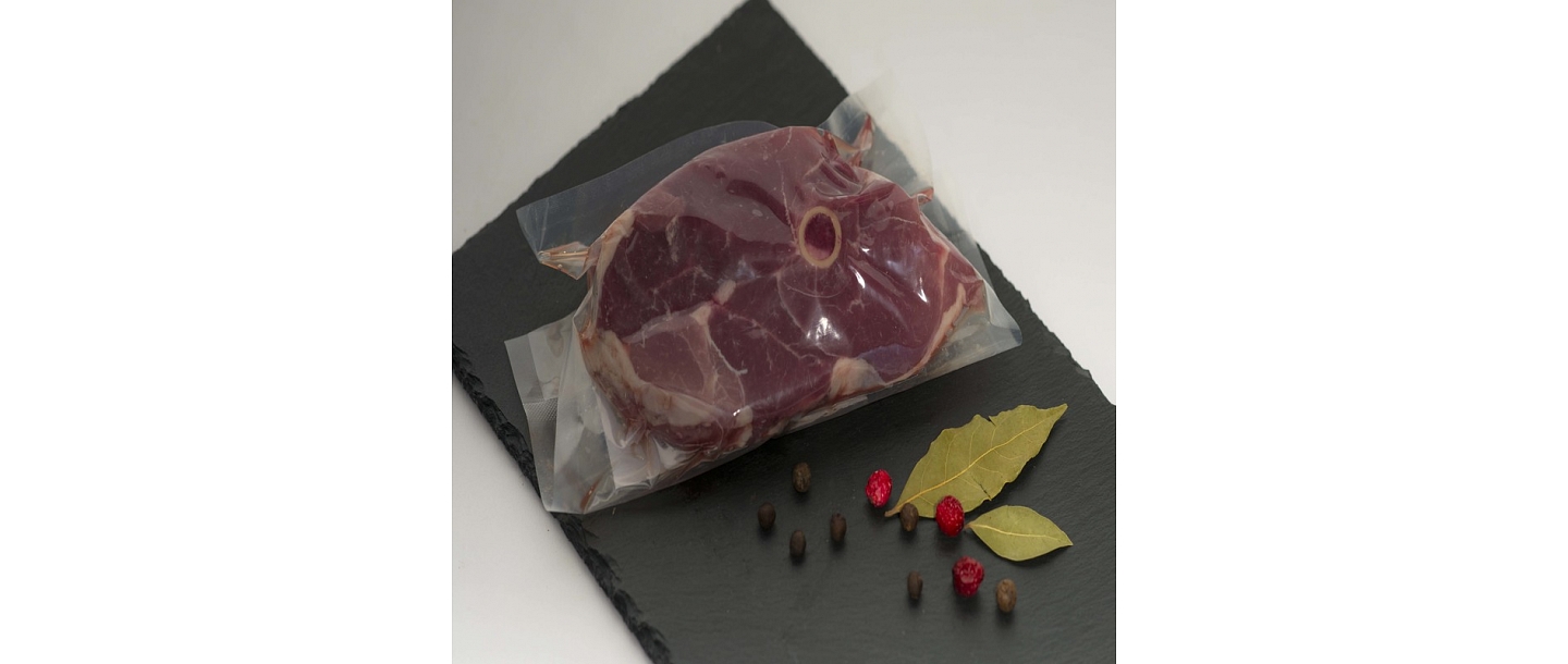 jēra šķēle ar kaulu (osso buco tipa griezums)