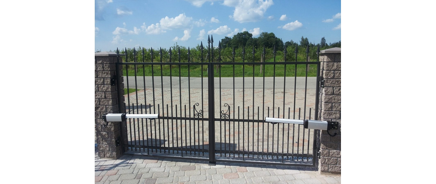 Metal gates