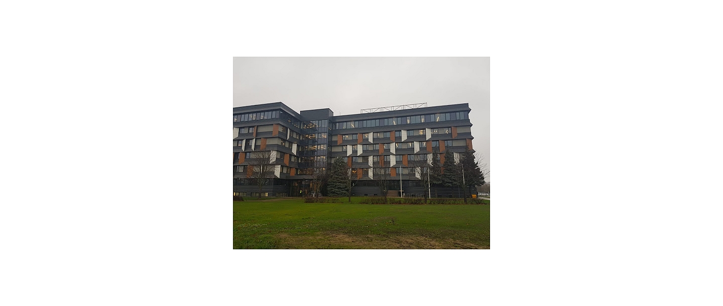 Stiklota ēkas fasāde