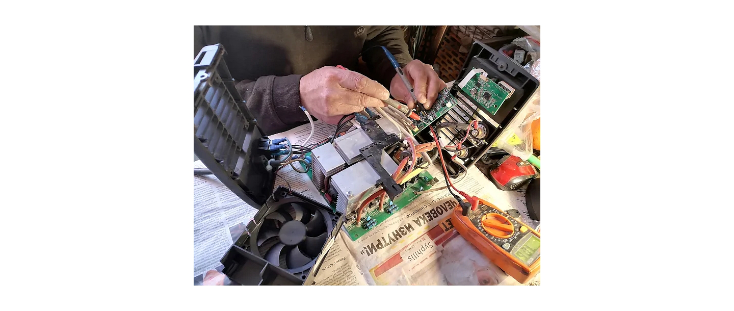 Remontē elektroiekārtas, piemēram, mājsaimniecības tehniku