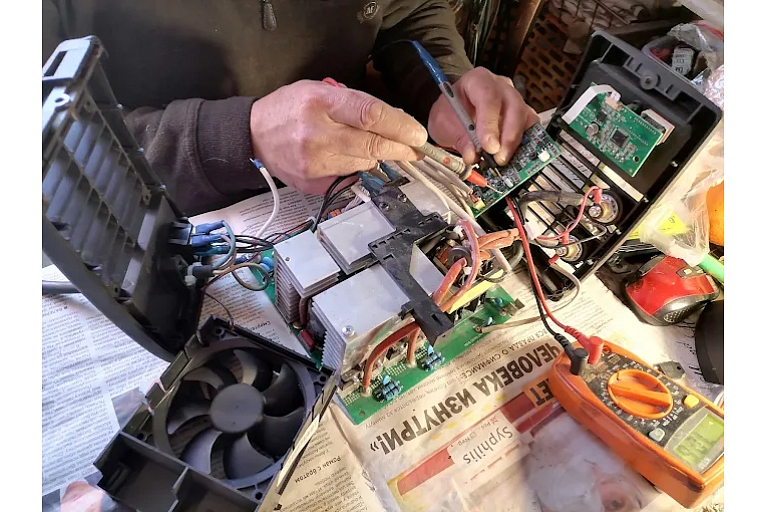 Remontē elektroiekārtas, piemēram, mājsaimniecības tehniku