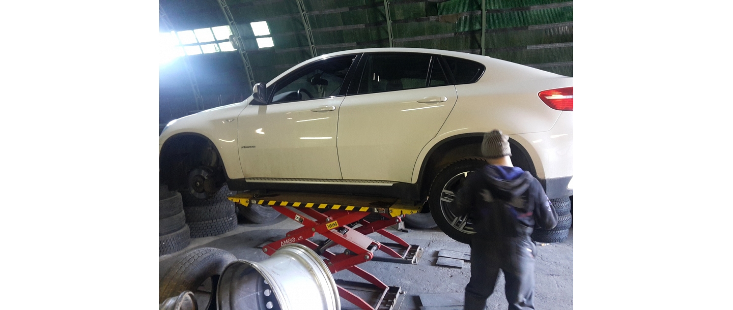 Tire change and balancing for passenger cars and SUVs