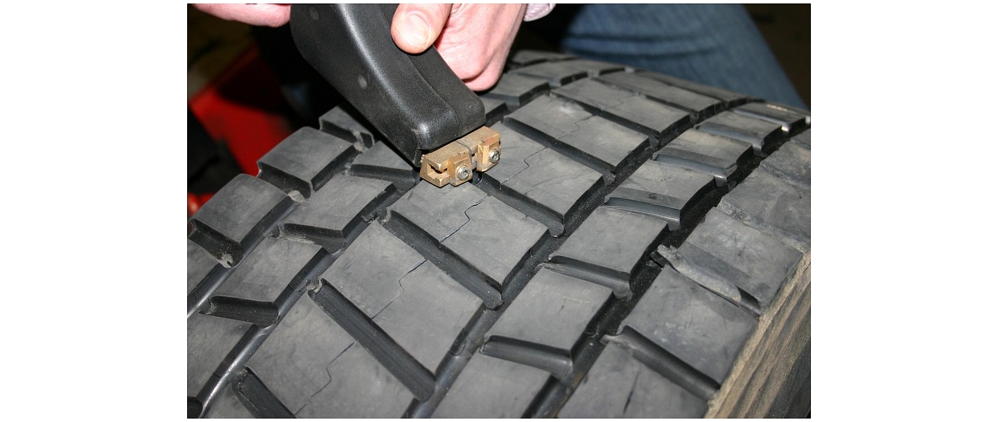 Truck tire tread deepening( cutting)