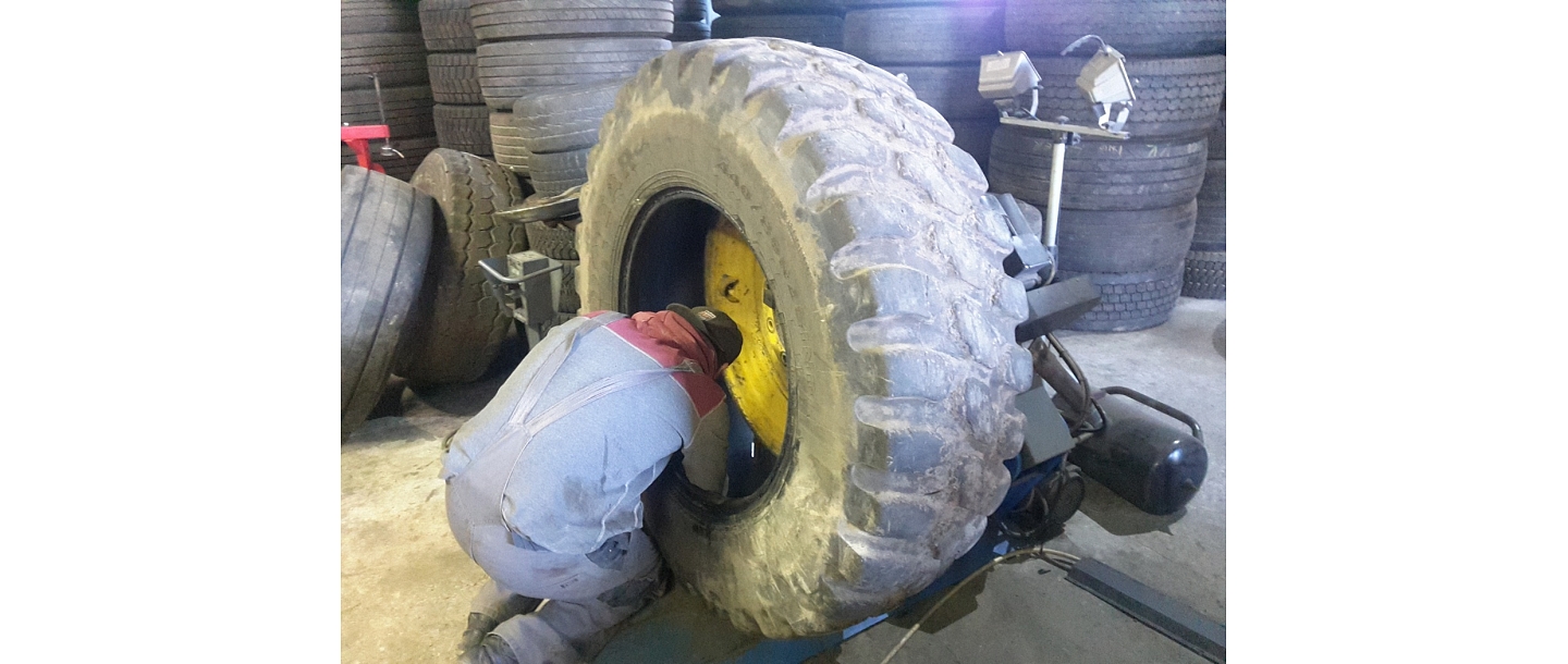 Agricultural and heavy equipment tire assembly
