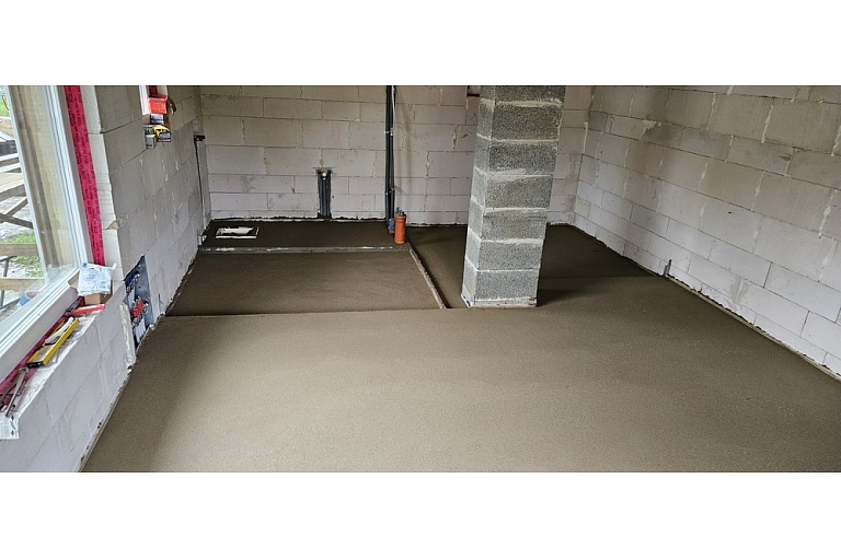 Concrete floor for the house