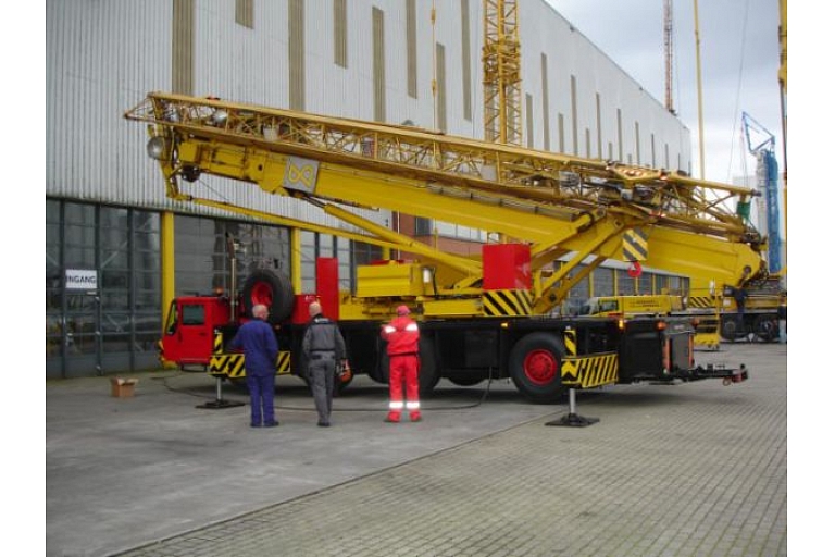 Motor cranes
