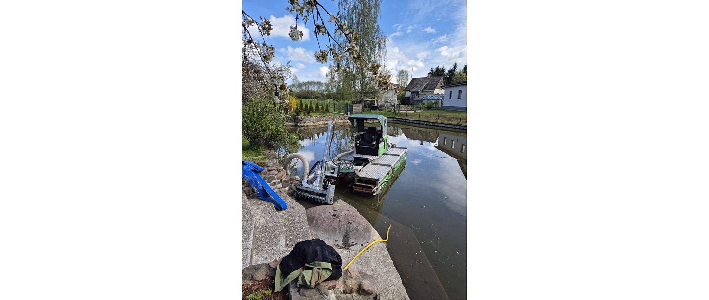 Privātā dīķa tīrīšana un padziļināšana ar peldošo tehniku