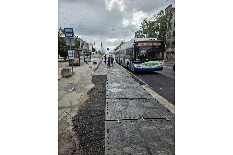 Temporary road slabs