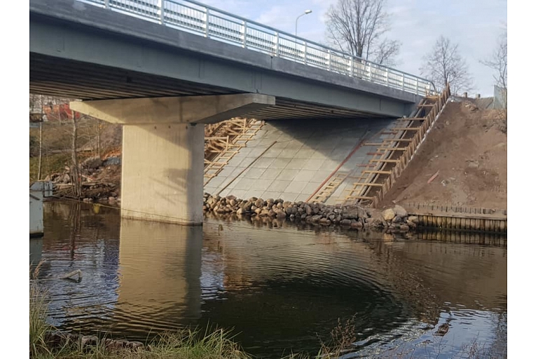 Bridge construction supervision