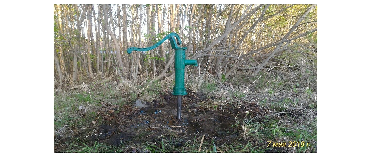 Ручной водяной насос в саду с колодцем для специй