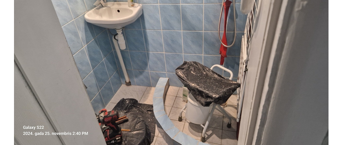 Plumbing work in the bathroom – dismantling and preparation for repair.