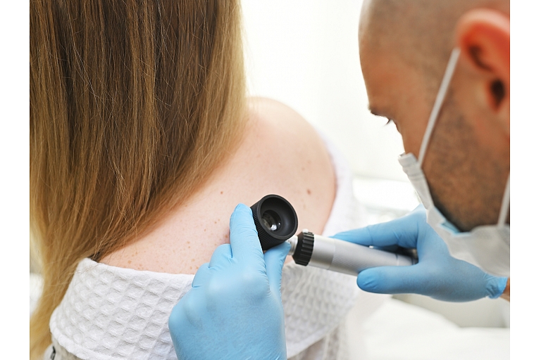 Examination of the skin of the back, using dermatoscopy, to detect possible skin diseases or formations in a timely manner.