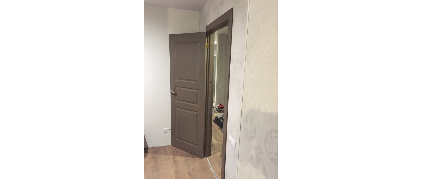 Doors for metal boxes