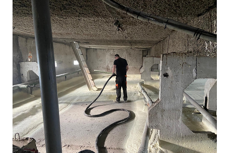 Attic insulation with polyurethane foam