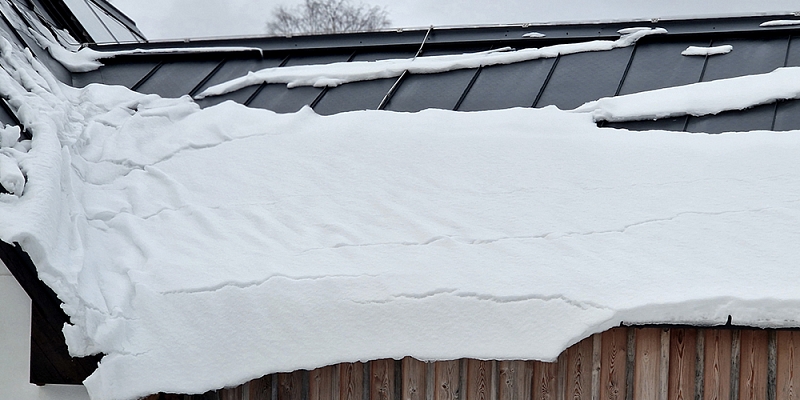 Kāpēc ir svarīgi tīrīt sniegu no jumta ziemā?  