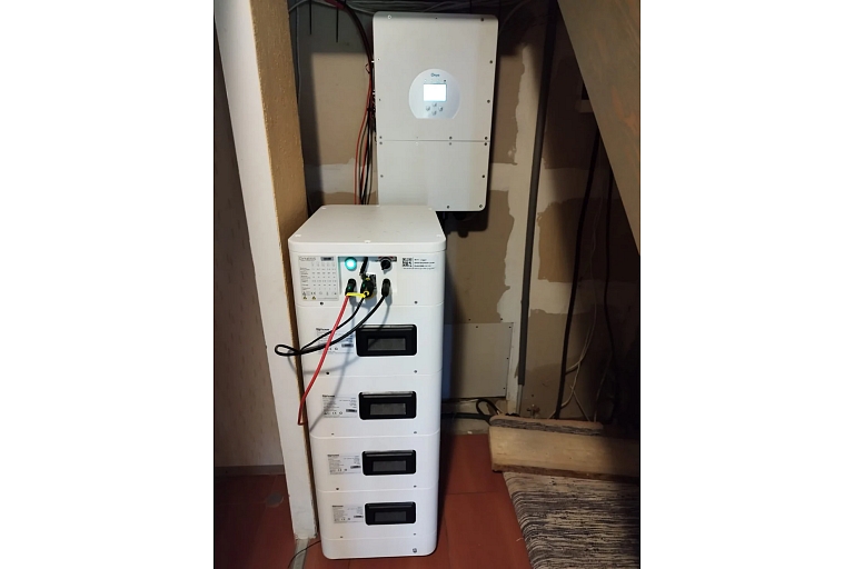 Home electricity battery system with inverter