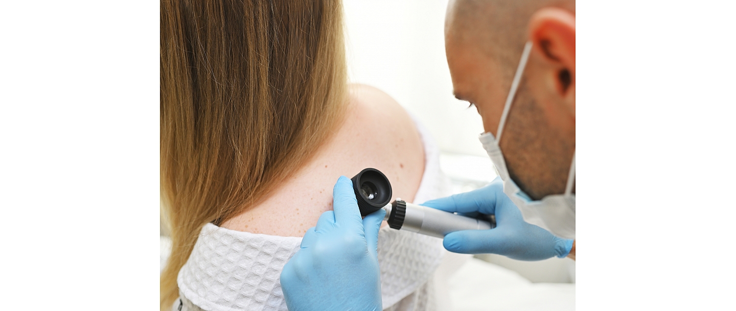 Muguras ādas izmeklēšana, izmantojot dermatoskopiju, lai savlaicīgi konstatētu iespējamās ādas slimības vai veidojumus.