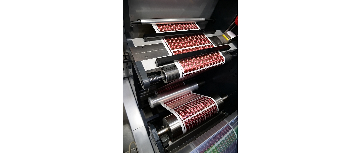 Krāsainas etiķetes stikla pudelēm