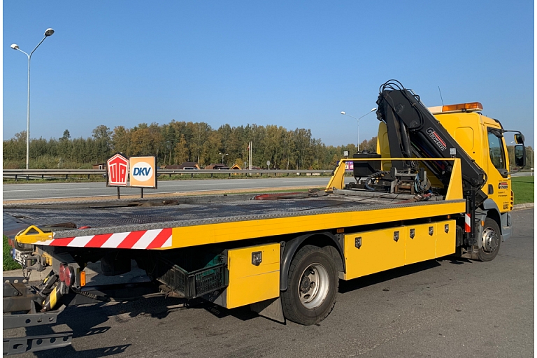 pilnībā aprīkots ārkārtas evakuācijas un transportēšanas pakalpojumiem
