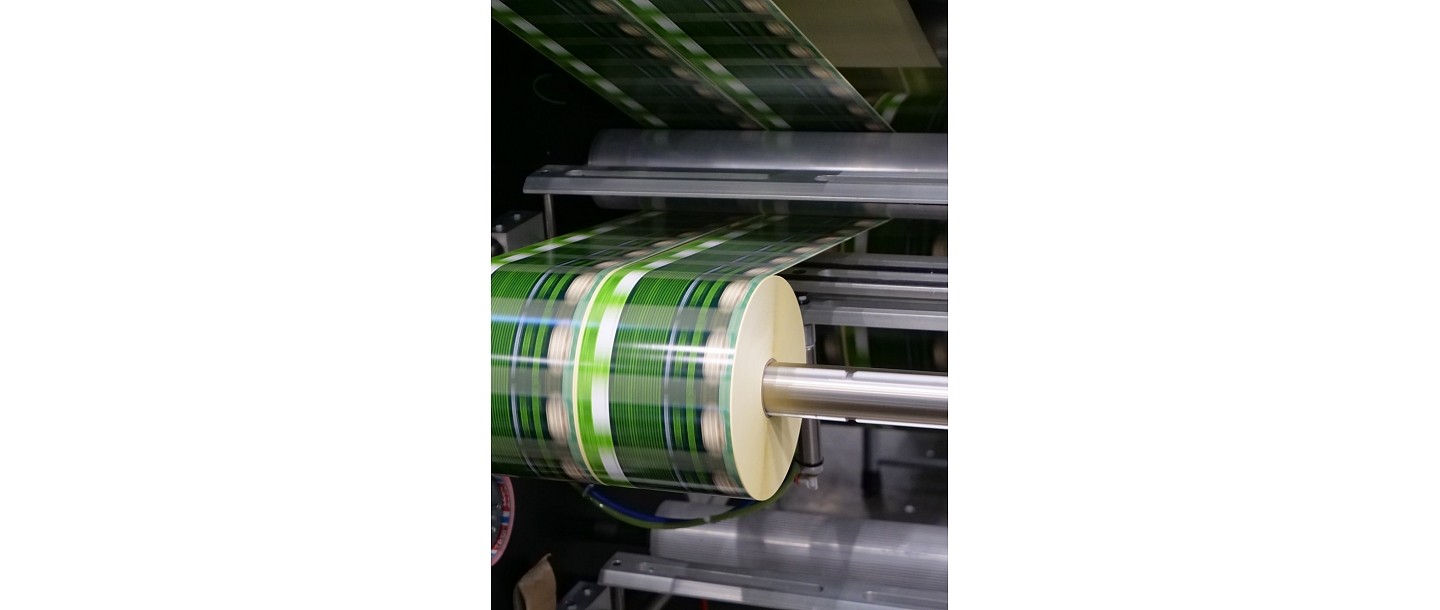 Transparent labels in rolls