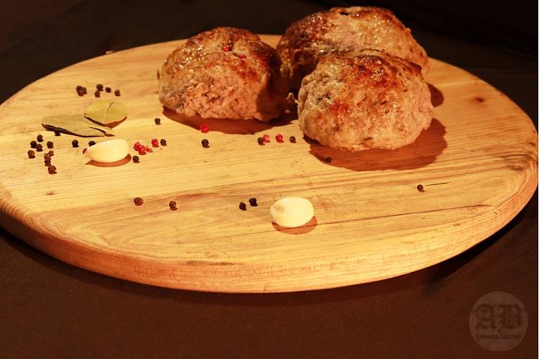 Smoked foods and culinary delights for different tastes