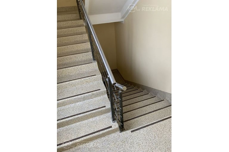 Decorative chipboard with anti-slip