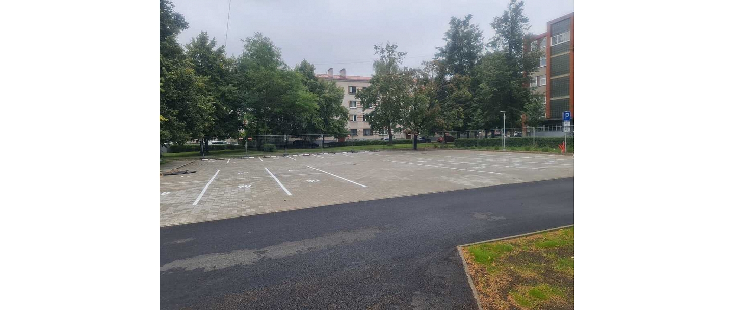 Bruģēts autostāvlaukums ar marķējumu