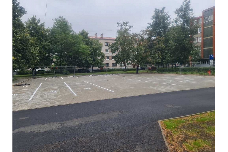 Bruģēts autostāvlaukums ar marķējumu