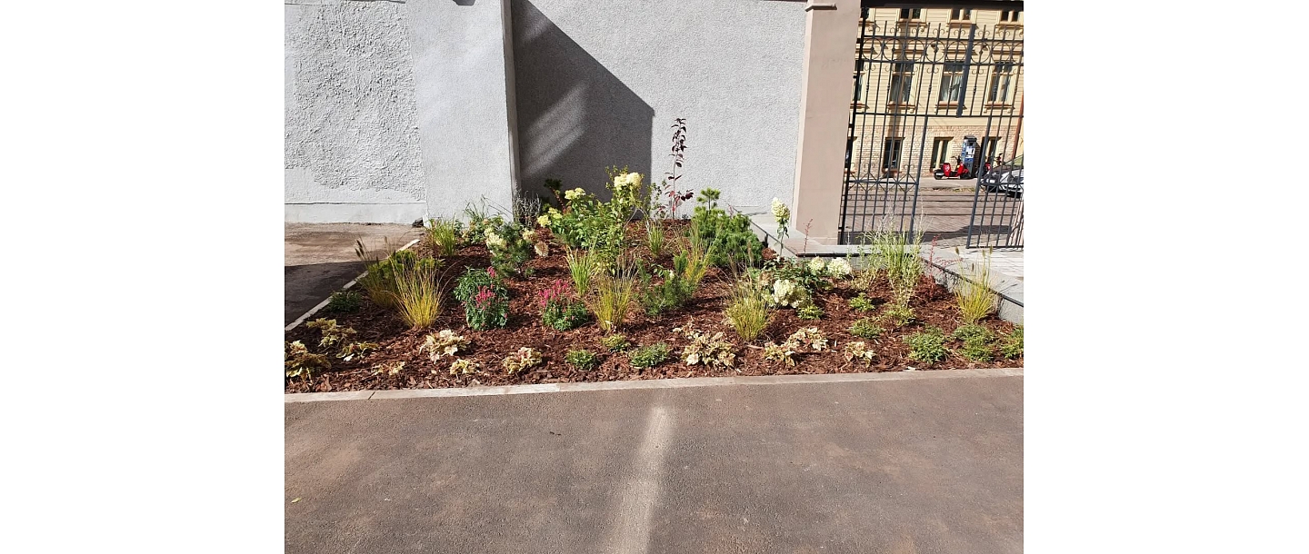 Flowerbed installation