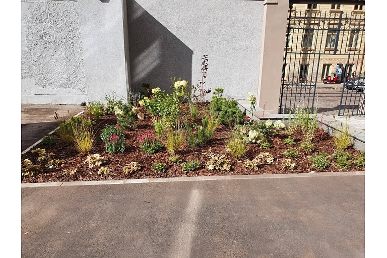 Flowerbed installation