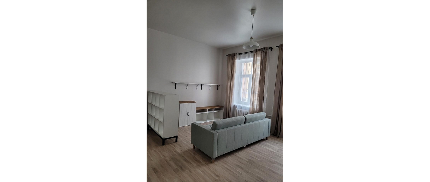 Plauktu un skapju montāža