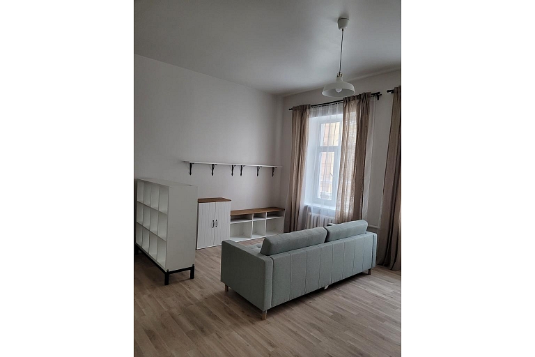 Plauktu un skapju montāža