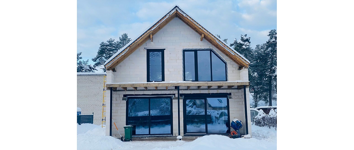 Logu un durvju montāža