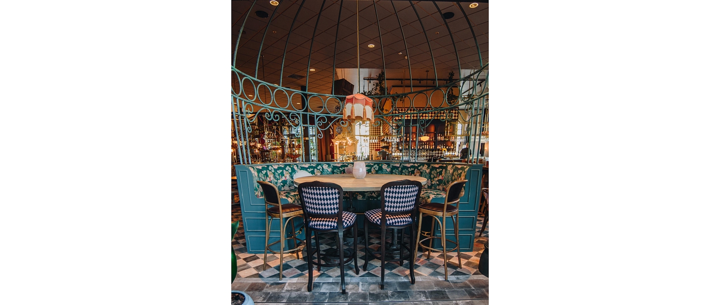 Sophisticated interior design for restaurants, that combines functionality with aesthetics.