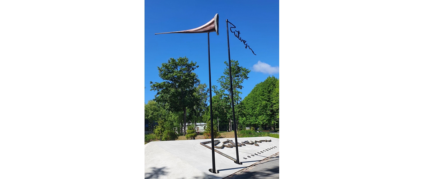 Скульптуры и предметы искусства, что обогащает городскую среду и создает неповторимые акценты.