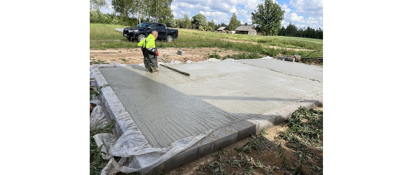 Installation of low-density cellular concrete for the foundation of a private house