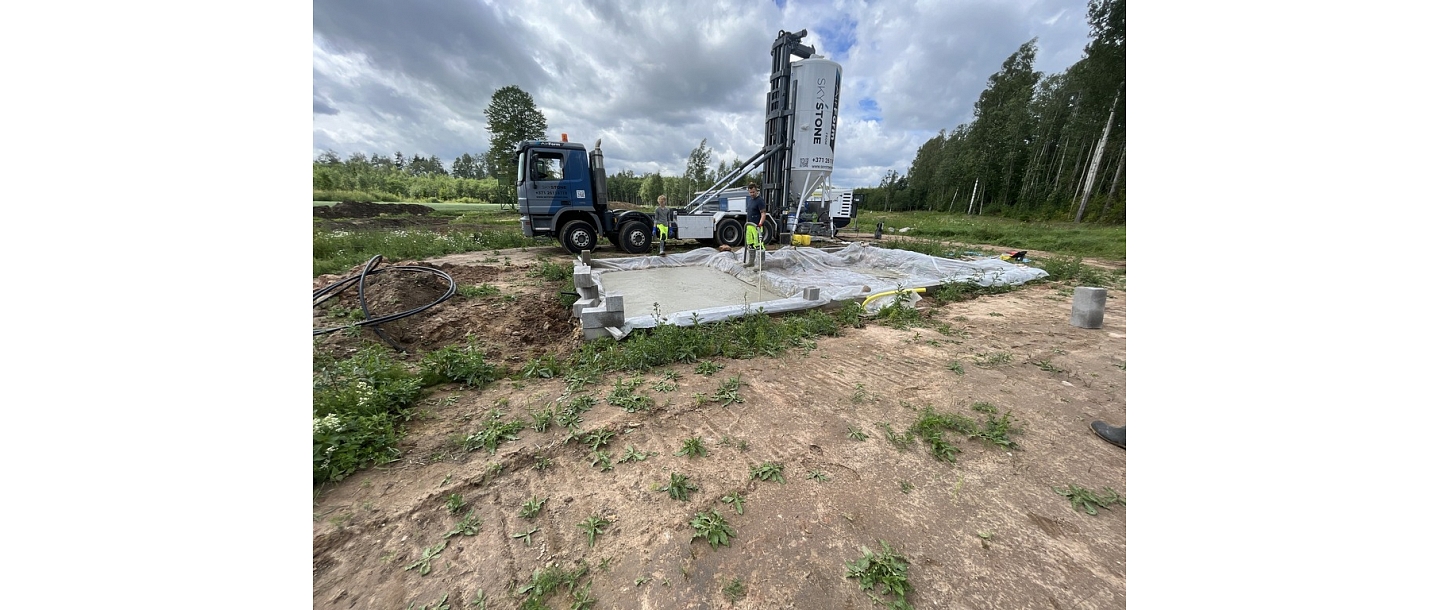 Mobile cellular concrete production and placement equipment on site