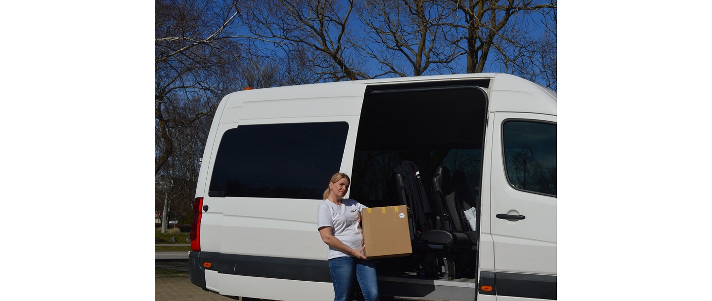 Parcel transportation from a minibus