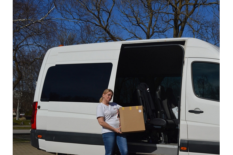 Parcel transportation from a minibus