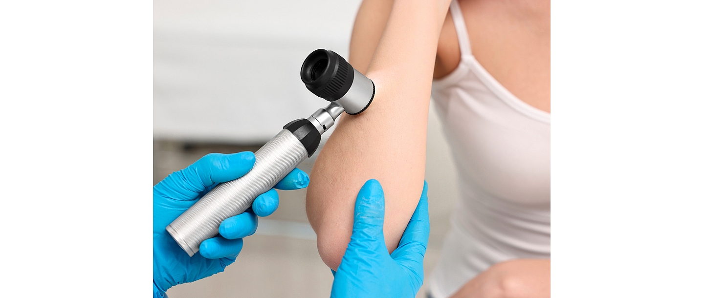 Examination of the skin of the elbow area with a dermatoscope, evaluating skin structure and possible changes.