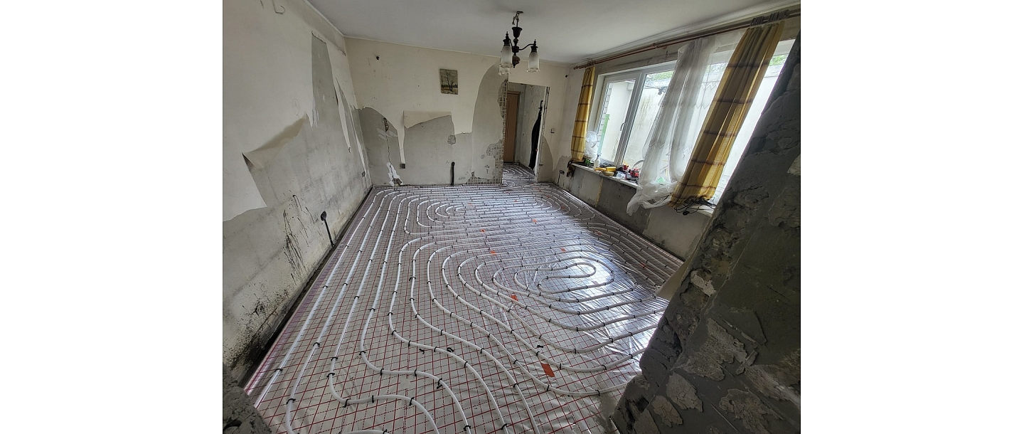 Laying underfloor heating