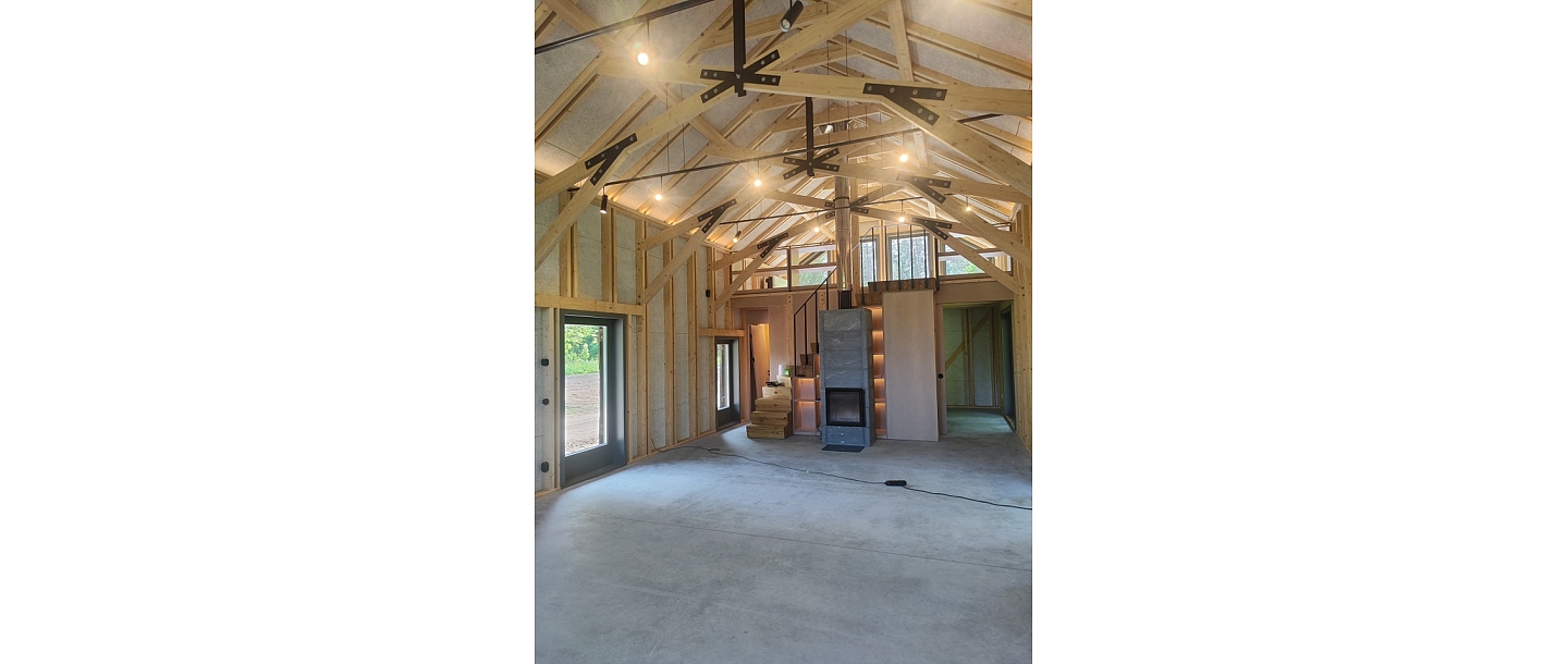 Просторная гостиная с камином – дизайн интерьера деревянного дома