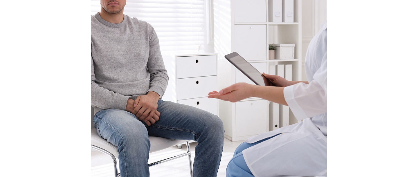 Pacienta konsultācija dermatovenerologa kabinetā, kuras laikā tiek pārrunāta diagnoze, ārstēšanas plāns un turpmākā aprūpe.